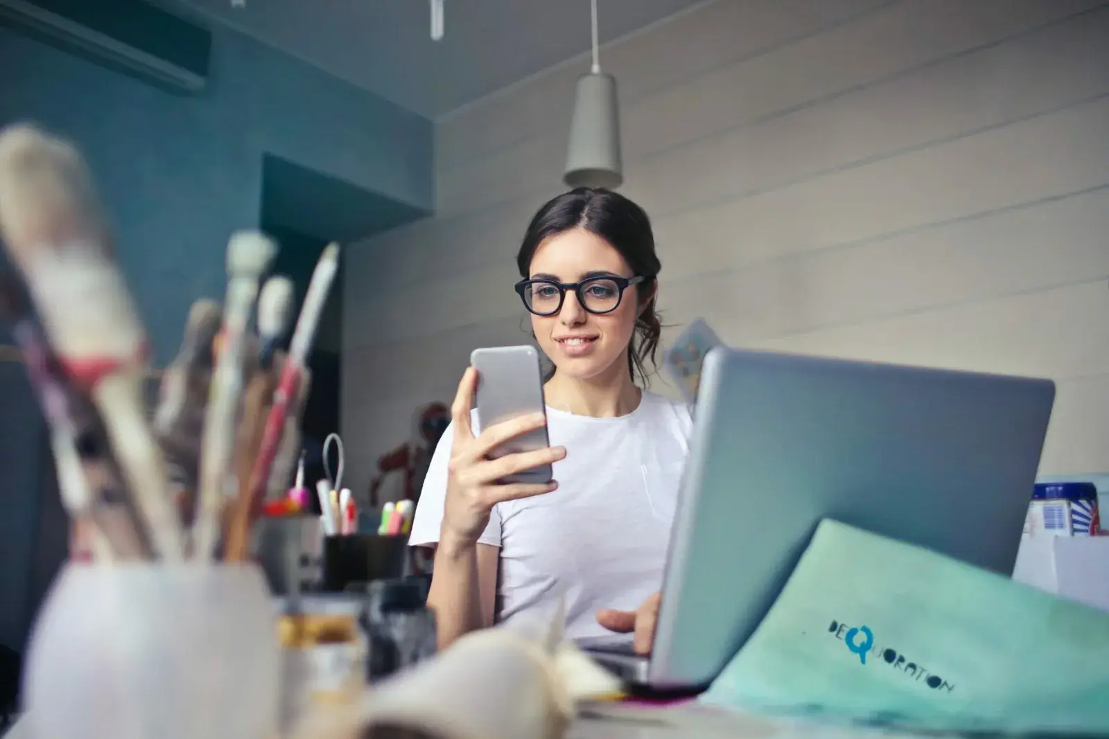 Mujer utilizando su teléfono