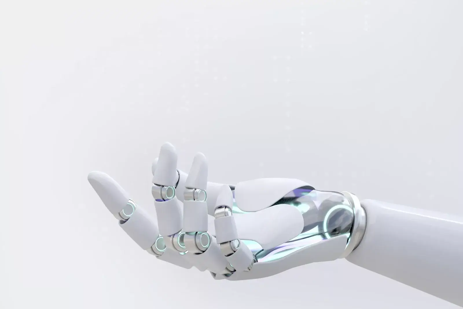 Mano robótica blanca con articulaciones luminosas, abierta con la palma hacia arriba sobre fondo claro