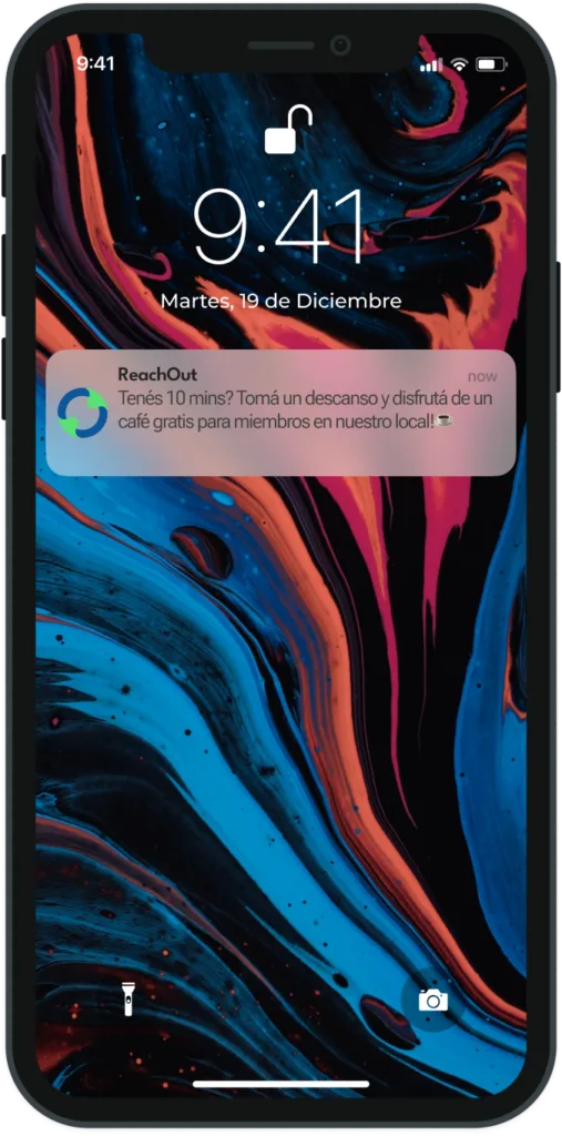 Notificación push de ReachOut en la pantalla bloqueada de un celular que invita a un café gratis para miembros en el local