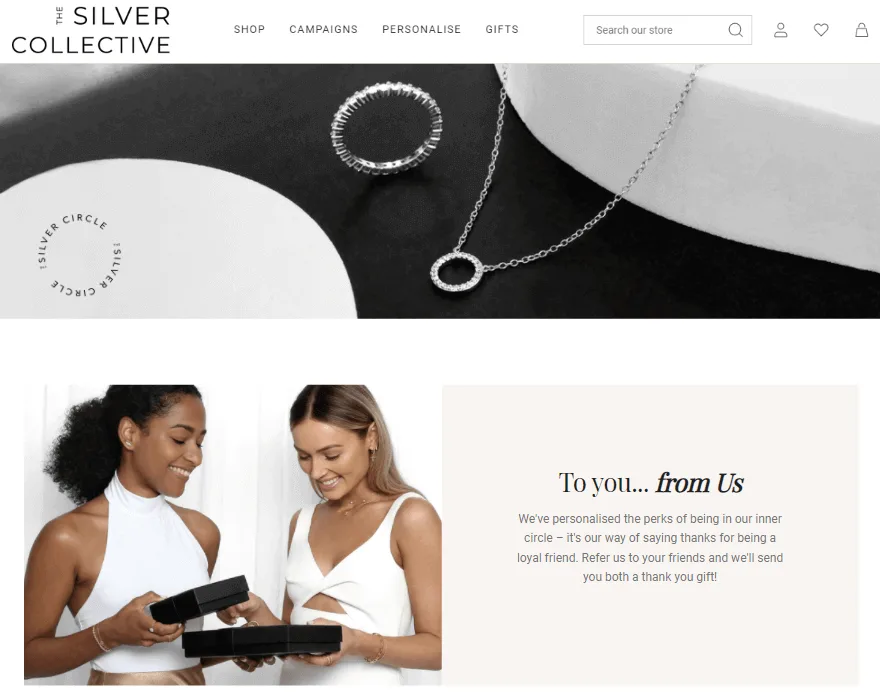Página de The Silver Circle, el programa de The Silver Collective, con joyas de plata y dos mujeres abriendo cajas de regalo